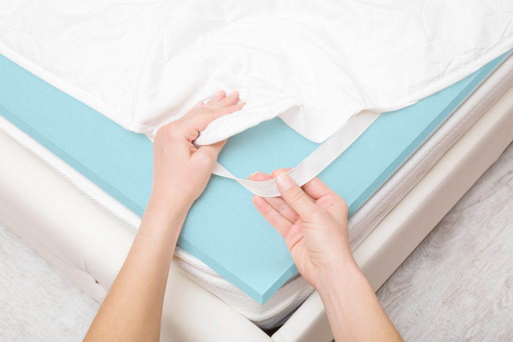 7 Best Mattress Toppers For Hip Pain (July 2023 Reviews)